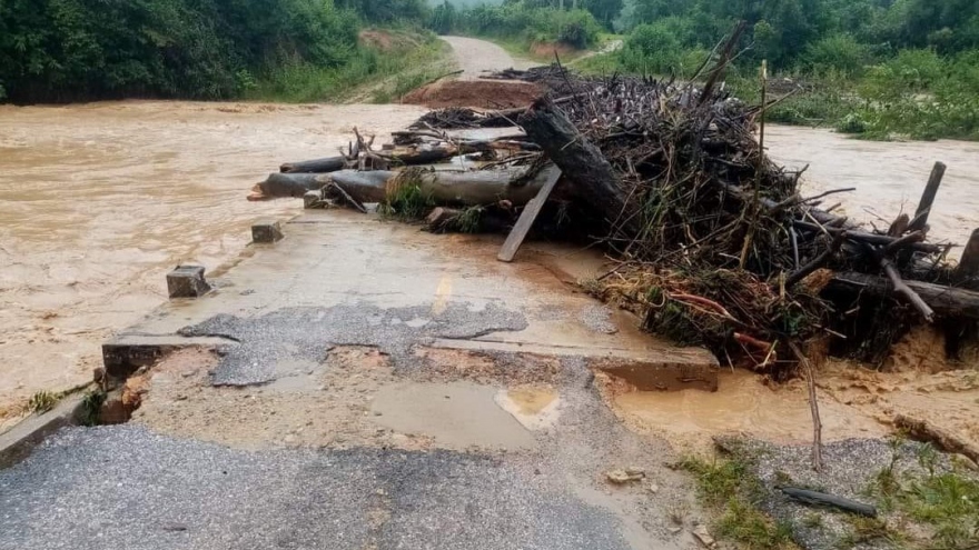 Lũ lụt nghiêm trọng ở Lào, giông bão dữ dội ở Mỹ